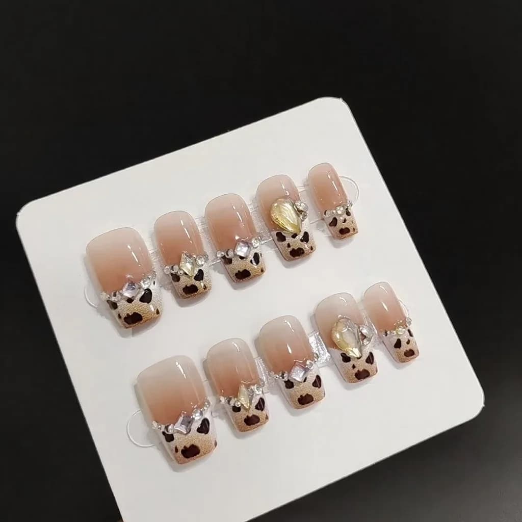 チーズレオパードプリント＆ラインストーン付きプレスオンネイル、ショートコフィン