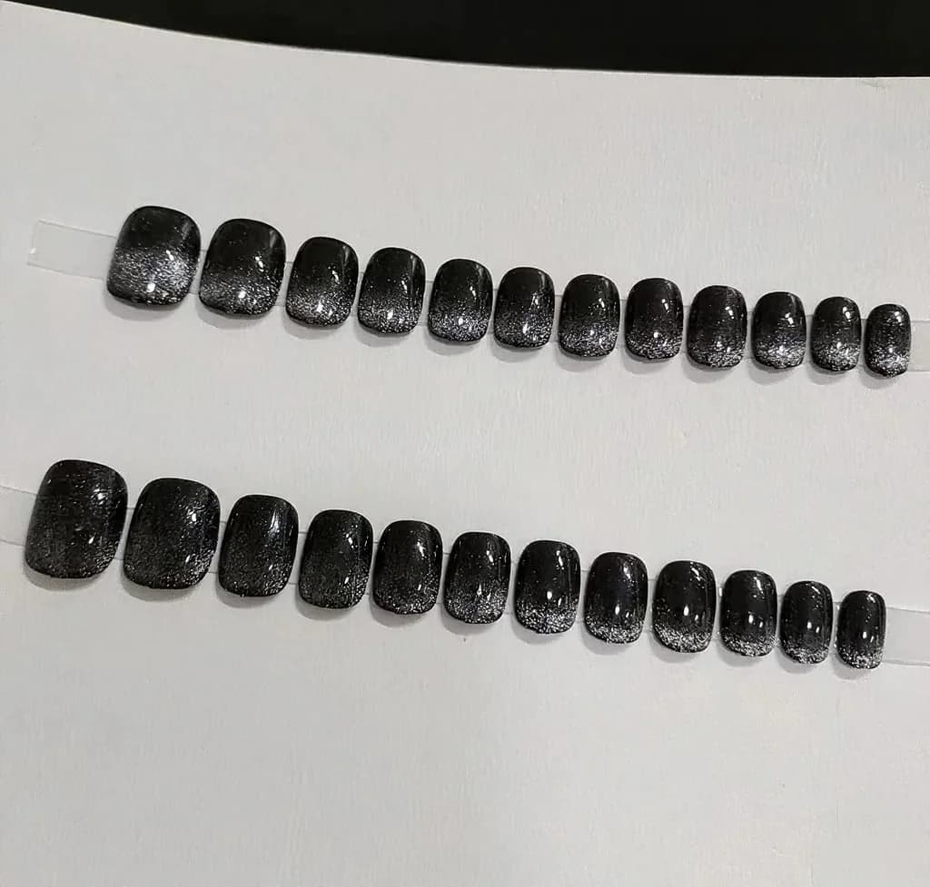 ショート ブラッククリスタル キャットアイ プレスオンネイル グリッター仕上げ