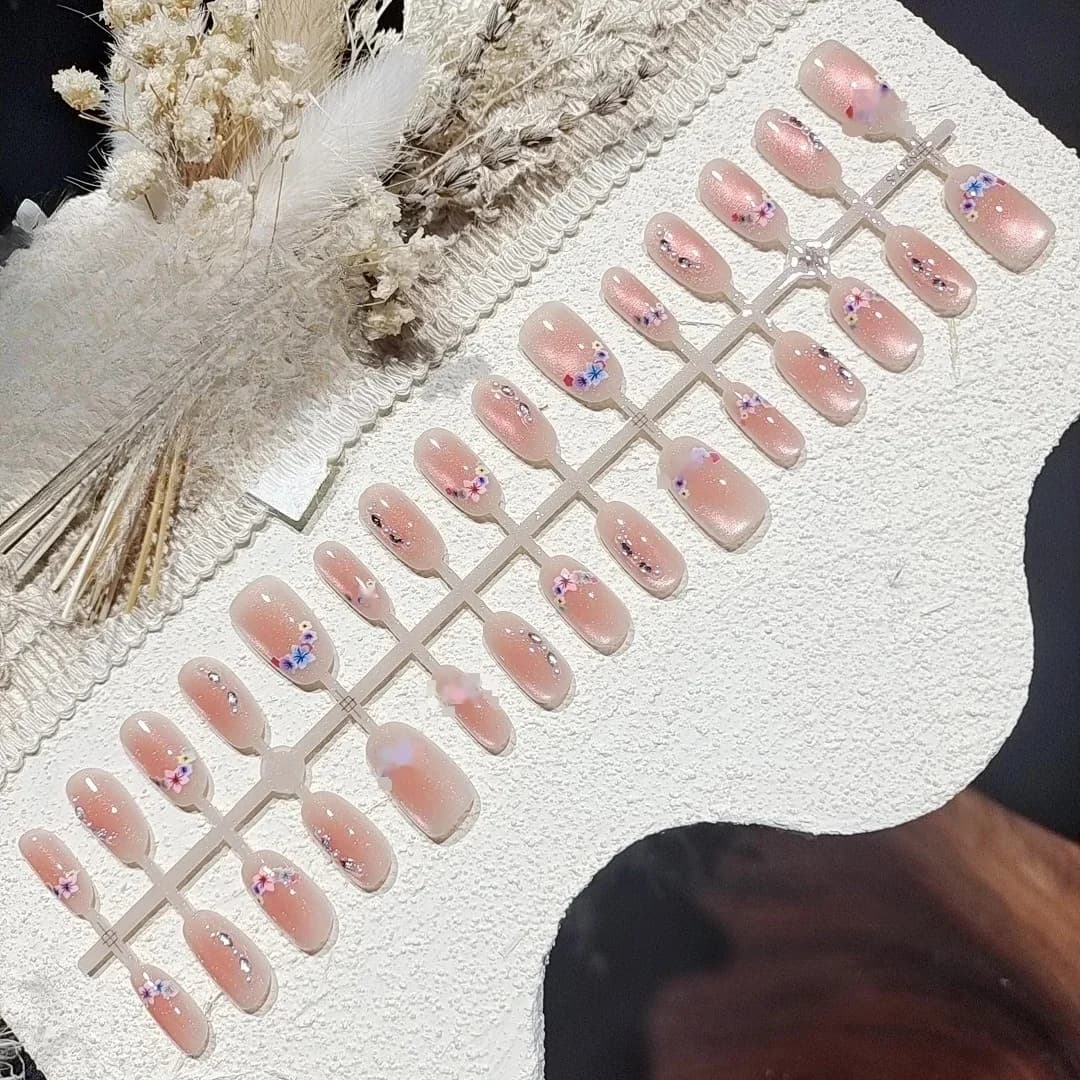 桜柄キャットアイラインストーン付きつけ爪
