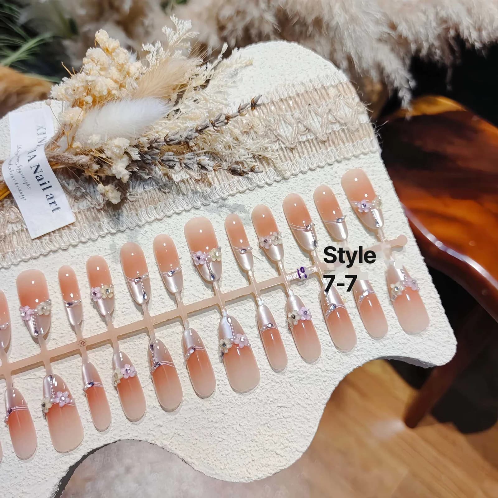 フローラル キャットアイ クリスタル アクセント ロング スティレット プッシュオンネイル