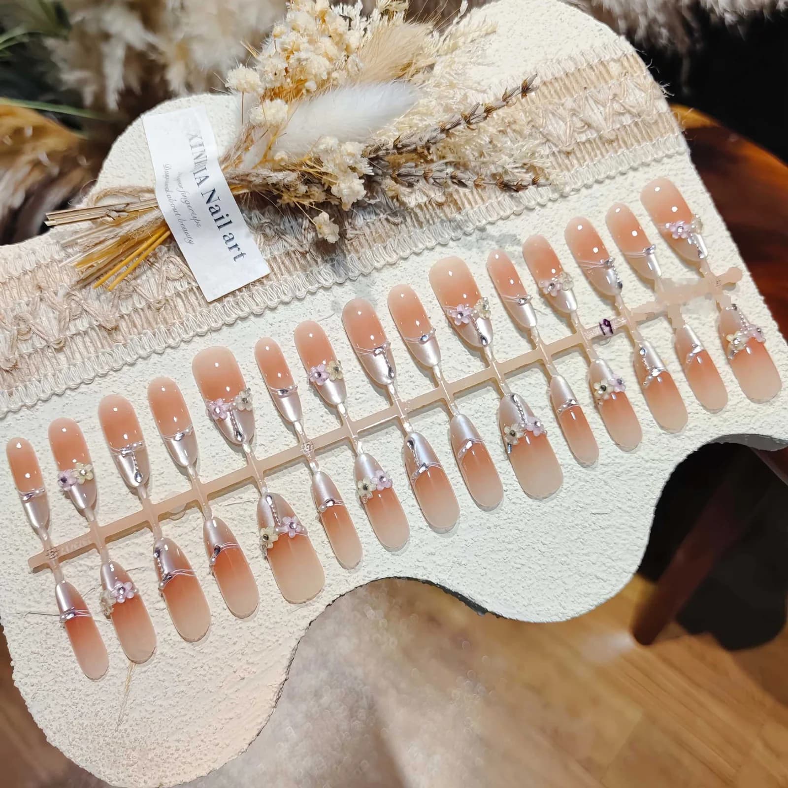 フローラル キャットアイ クリスタル アクセント ロング スティレット プッシュオンネイル